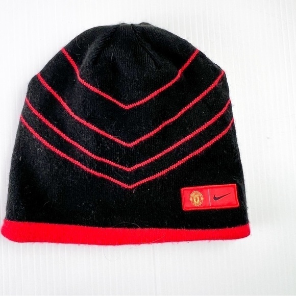 Nike Unisex Red & Black Reversible MAN UTD Beanie - Picture 5 of 5